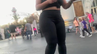 Latina gostosa de parque de diversões ????