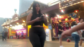 Latina gostosa de parque de diversões ????