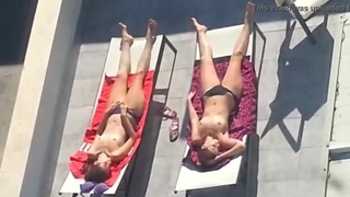 Vizinho tarado flagrou a vizinha cavala mega gostosona tomando banho sol 3