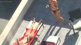 Vizinho tarado flagrou a vizinha cavala mega gostosona tomando banho sol 3