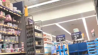 Loira gostosa de legg no mercado