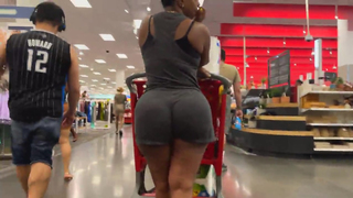 Latina gostosa com um bumbum avantajado e um macacão cinza