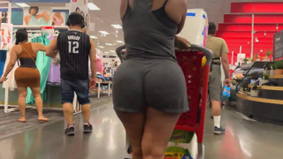 Latina gostosa com um bumbum avantajado e um macacão cinza