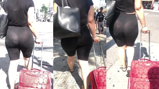 Latina gostosa com um bundão usando calça de ioga transparente