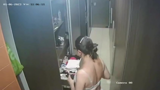 Câmeras hackeadas mãe trocando de roupa