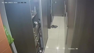 Câmeras hackeadas mãe trocando de roupa