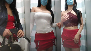 Escondo uma câmera no provador de uma loja e filmo uma mulher experimentando roupas