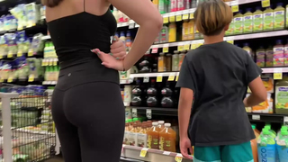 mamãe gostosa de legg no mercado