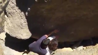 Flagra de casal trepando nas pedras