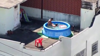 flagrou o casal fudendo na piscina