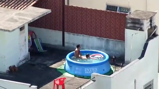 flagrou o casal fudendo na piscina