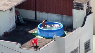 flagrou o casal fudendo na piscina