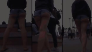 provocando os machos na rua assim gatinha