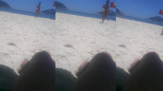 Mulher na praia de nudismo