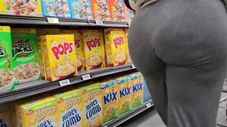 O bumbum suculento de ébano está de volta.