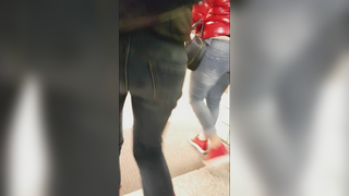A tanga escorrega para fora como a cauda de uma baleia.