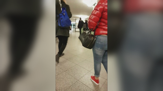 A tanga escorrega para fora como a cauda de uma baleia.