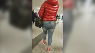 A tanga escorrega para fora como a cauda de uma baleia.