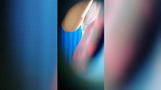 Uma MILF gostosa troca de roupa e veste sua calcinha fio dental mais velha e rasgada