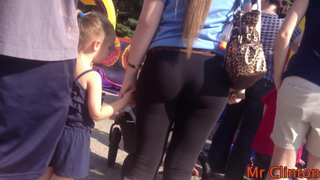 Milf louca de leggings mostra fio dental