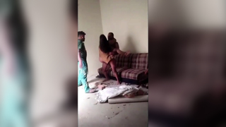 pedreiro botou a dona da obra pra sentar