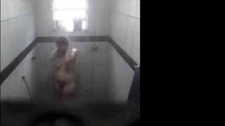 Flagra da Prima Gostosa tomando banho