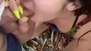 Ela abocanha o pau bem gostoso