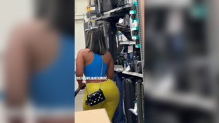 Belo Rabo escondido nesta calça amarela