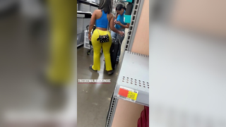 Belo Rabo escondido nesta calça amarela