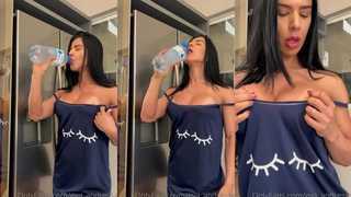 Eva andresssa jogando agua no peitinho