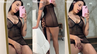 Novinha mostrando seu corpão em selfie no espelho.