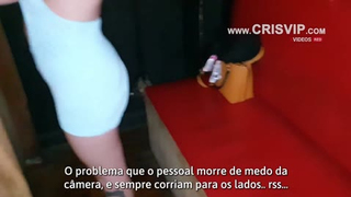 cris Casada fode com estranhos dentro do cine porno enquanto o marido corno filma