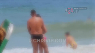 cris Casada encontra fã na Praia de Copacabana RJ - Parte 1