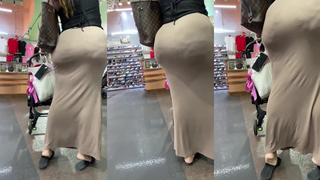 Latina com seios fartos balançando em vestido
