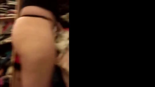 Marido Filma escondido o Rabo delicioso da Esposa engolindo uma micro calcinha safad