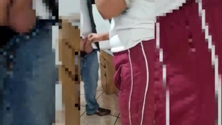 sexo na sala de aula.jovem estudante de 18 anos chupando o pau do professor
