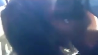 ESTUDANTE FAZ BOQUETE NO CARRO PARA COLEGA DE SALA