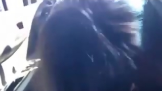 ESTUDANTE FAZ BOQUETE NO CARRO PARA COLEGA DE SALA