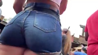 Rabão Gostoso em shorts Jeeans