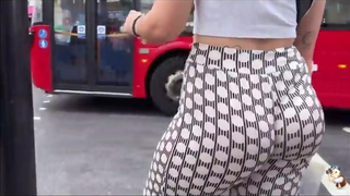 Calça pantalona na rua