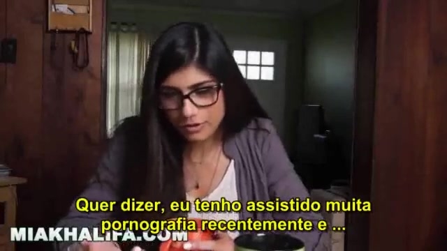 Mia Khalifa em porno legendado fodendo com dois negões