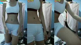 Chinesa magrinha tirando a roupa